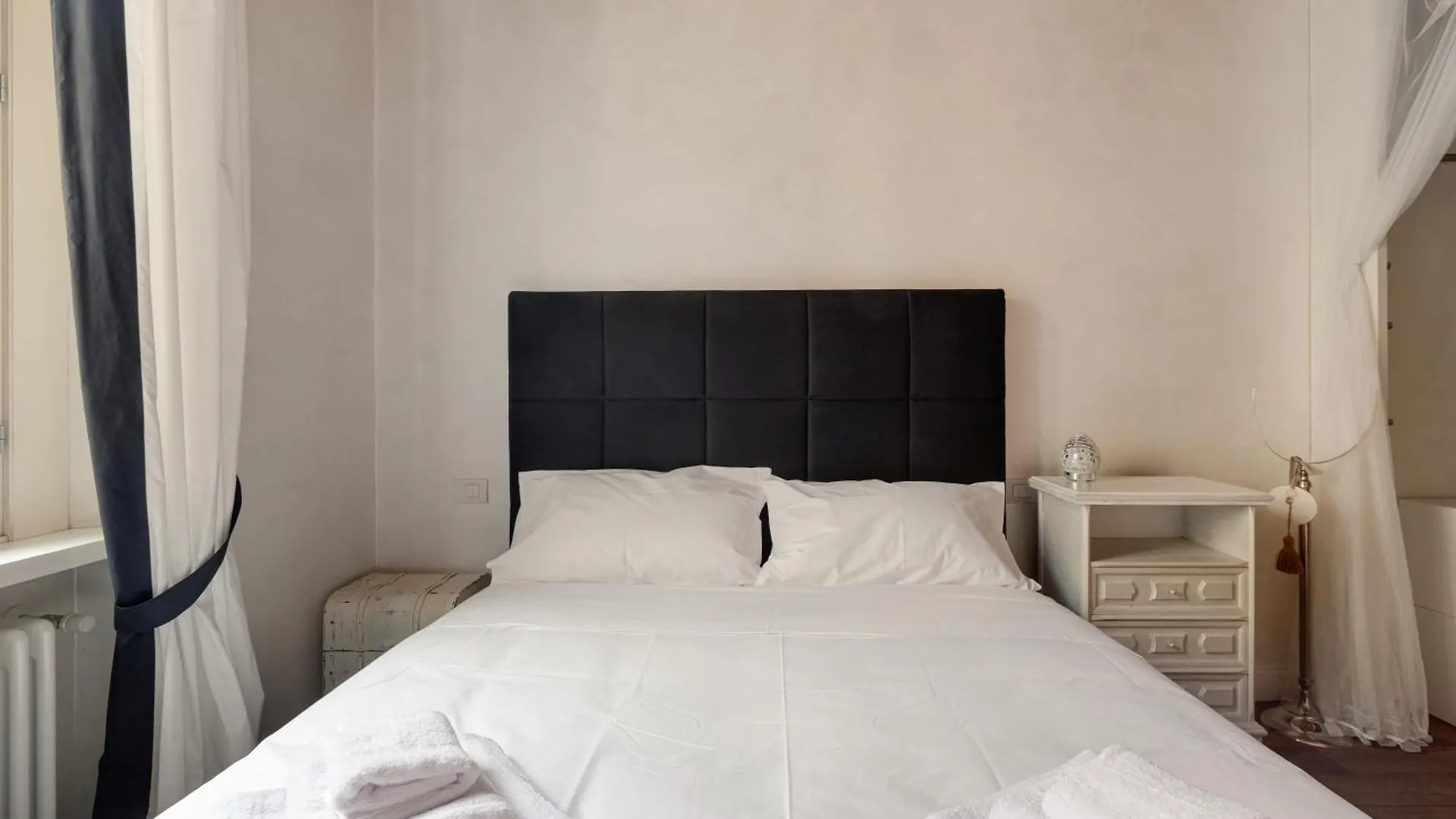Brera - Castello - Ampio Bilocale Milano Centro Apartment 0*, Milan Italy